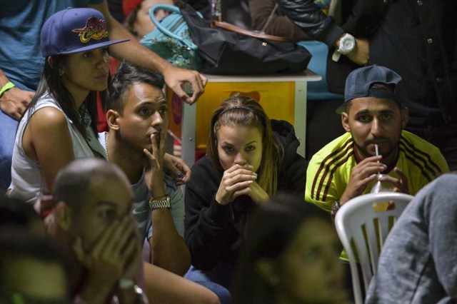 Así vivieron los caraqueños el momento de gloria de la Vinotinto Sub 20 en el césped. AFP PHOTO / LUIS ROBAYO