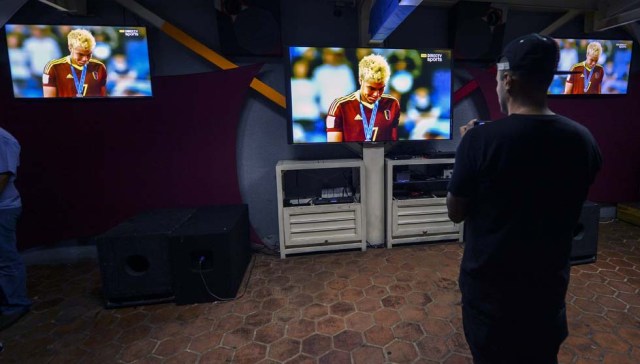 Así vivieron los caraqueños el momento de gloria de la Vinotinto Sub 20 en el césped. AFP PHOTO / LUIS ROBAYO