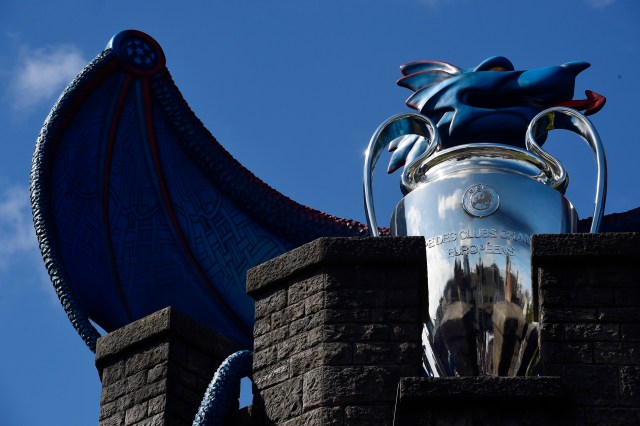 Una réplica del trofeo de la Champions League en Cardiff (Foto: Reuters)
