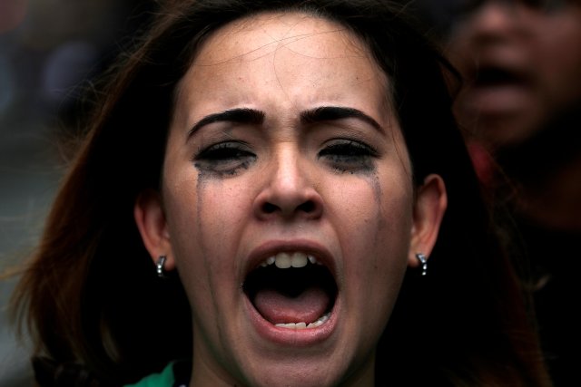 A woman shouts slogans at the place where 17-year-old demonstrator Neomar Lander died during riots at a rally against Venezuelan President Nicolas Maduro's government in Caracas, Venezuela, June 8, 2017. REUTERS/Ivan Alvarado