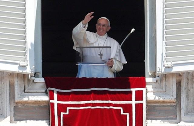 Pope Francis waves during his Sunday Angelus prayer in Saint Peter's square at the Vatican, June 11, 2017. REUTERS/Remo Casilli