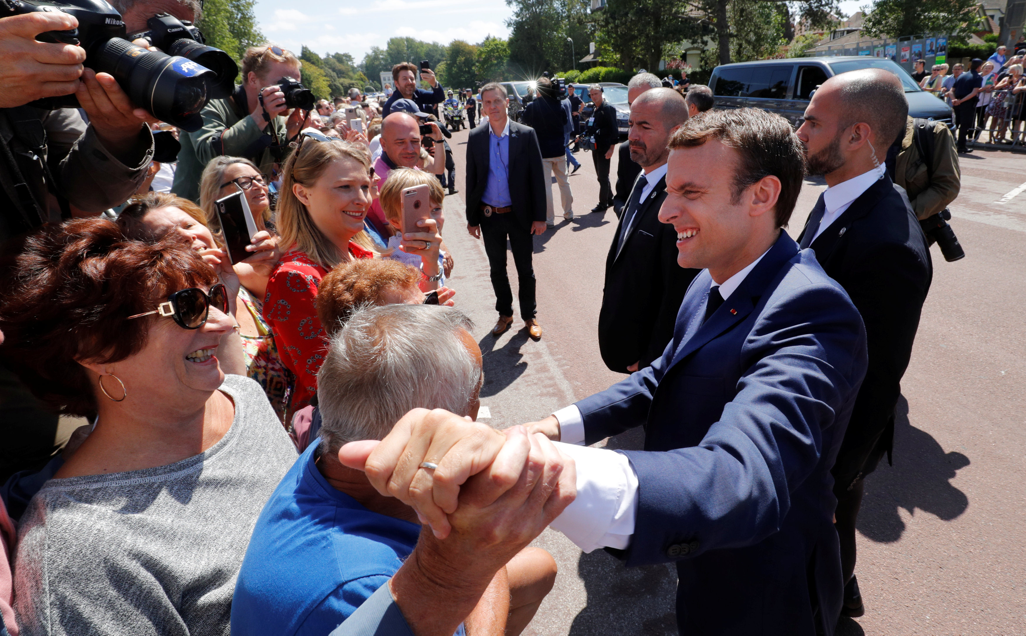 Baño de masas de Macron en su voto para la primera vuelta de las legislativas