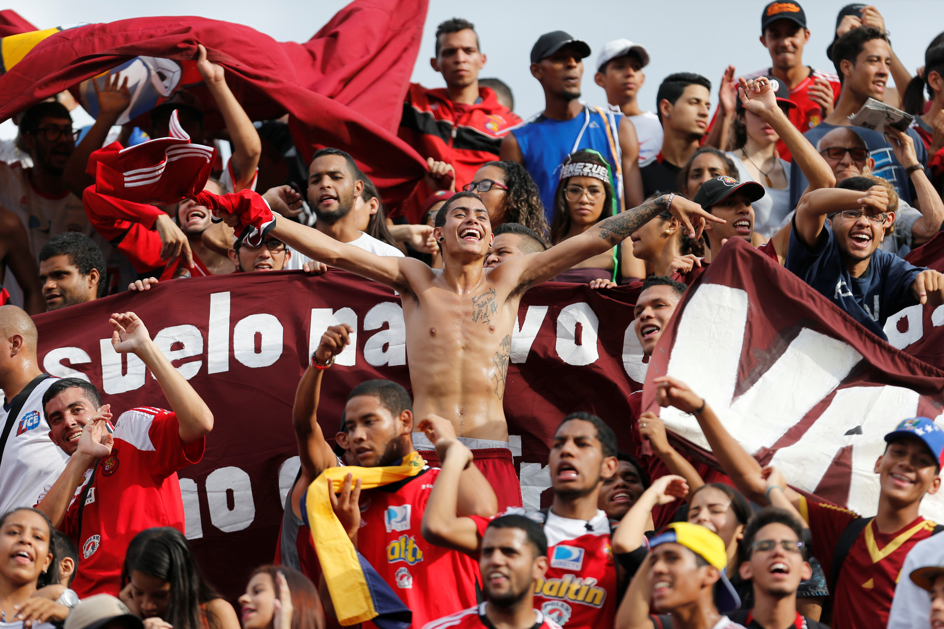 El sonoro “Y VA A CAER” con sabor a gran unión Vinotinto en el Olímpico y por Venezuela (VIDEO)