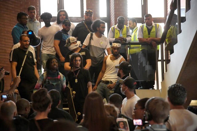 Los manifestantes son vigilados por el personal de seguridad en una escalera después de entrar en el ayuntamiento de Kensington, durante una protesta después del incendio que destruyó el bloque de la torre Grenfell, en el norte de Kensington, Londres oeste, Reino Unido 16 de junio 2017. REUTERS / Stefan Wermuth