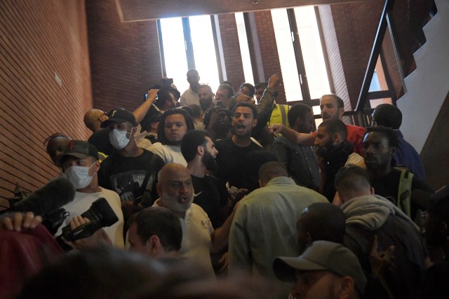Los manifestantes se agolpan en una escalera al entrar en el Ayuntamiento de Kensington, durante una protesta después del incendio que destruyó el bloque de la Torre Grenfell, en el norte de Kensington, Londres Oeste, Gran Bretaña, 16 de junio de 2017. REUTERS / Toby Melville