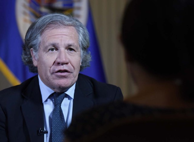 DCLN109- WASHINGTON DC (EE.UU) 02/06/2017.- El secretario general de la OEA, Luis Almagro, asiste hoy, viernes 2 de junio de 2017, a una entrevista con Efe en Washington (EE.UU.). Almagro defendió hoy que lo que él tiene para Venezuela es un "anti Plan Cóndor", después de que el presidente boliviano, Evo Morales, le acusara de tener una "política de Plan Cóndor" para "eliminar políticamente" a "Gobiernos antiimperialistas". EFE/LENIN NOLLY.