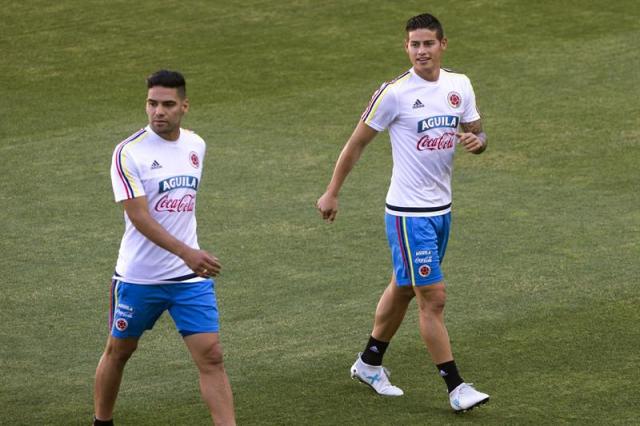 Los futbolistas colombianos Radamel Falcao (izq) y James Rodríguez (der) / Foto: EFE