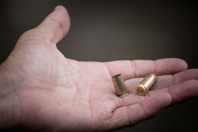  Una persona muestra casquillos de bala (Foto archivo EFE/Miguel Gutiérrez)