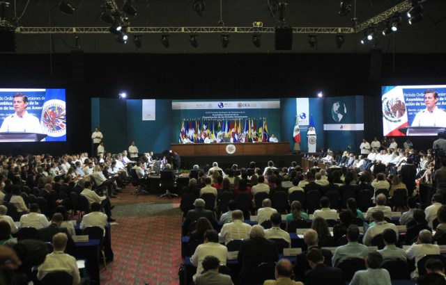  EFE/Mario Guzmán[/caption]

 

Desde Cancún, México, el diputado Franco Casella (Unidad/Miranda) dijo que aunque la Canciller Delcy Rodríguez pretende señalar la votación de la resolución de la Organización de los Estados Americanos (OEA) como una victoria, más bien es un retroceso a la diplomacia venezolana, ya que tanto Ecuador como República Dominicana se abstuvieron a pesar de que hasta hace muy poco respaldaban de forma irrestricta al 