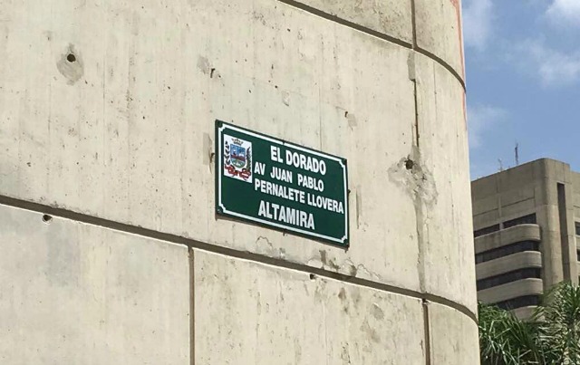 Así colocaron placa de la avenida Juan Pablo Pernalete en Altamira (video)