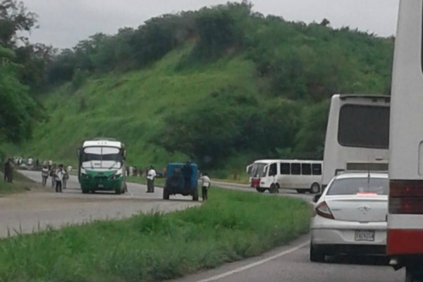 Foto: Cerrada la carretera Charallave-Ocumare por manifestación / Cortesía