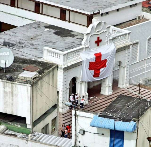 La Cruz Roja despleg{o mega bandera "para que la vieran" los cuerpos de seguridad en La Candelaria. Foto: @AereoMeteo 