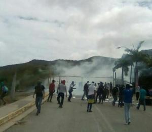 Reportan represión de la GNB en el UDO Nueva Esparta: Varios heridos (video)