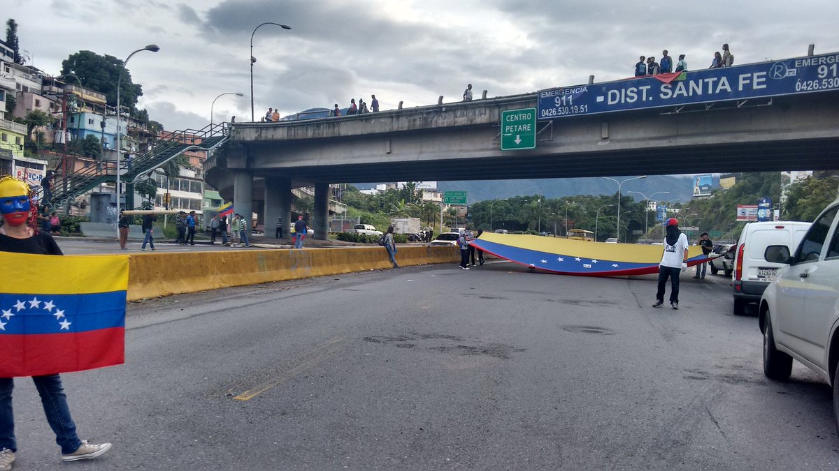 Manifestantes cierran parcialmente el paso en el distribuidor Santa Fe #14Jun