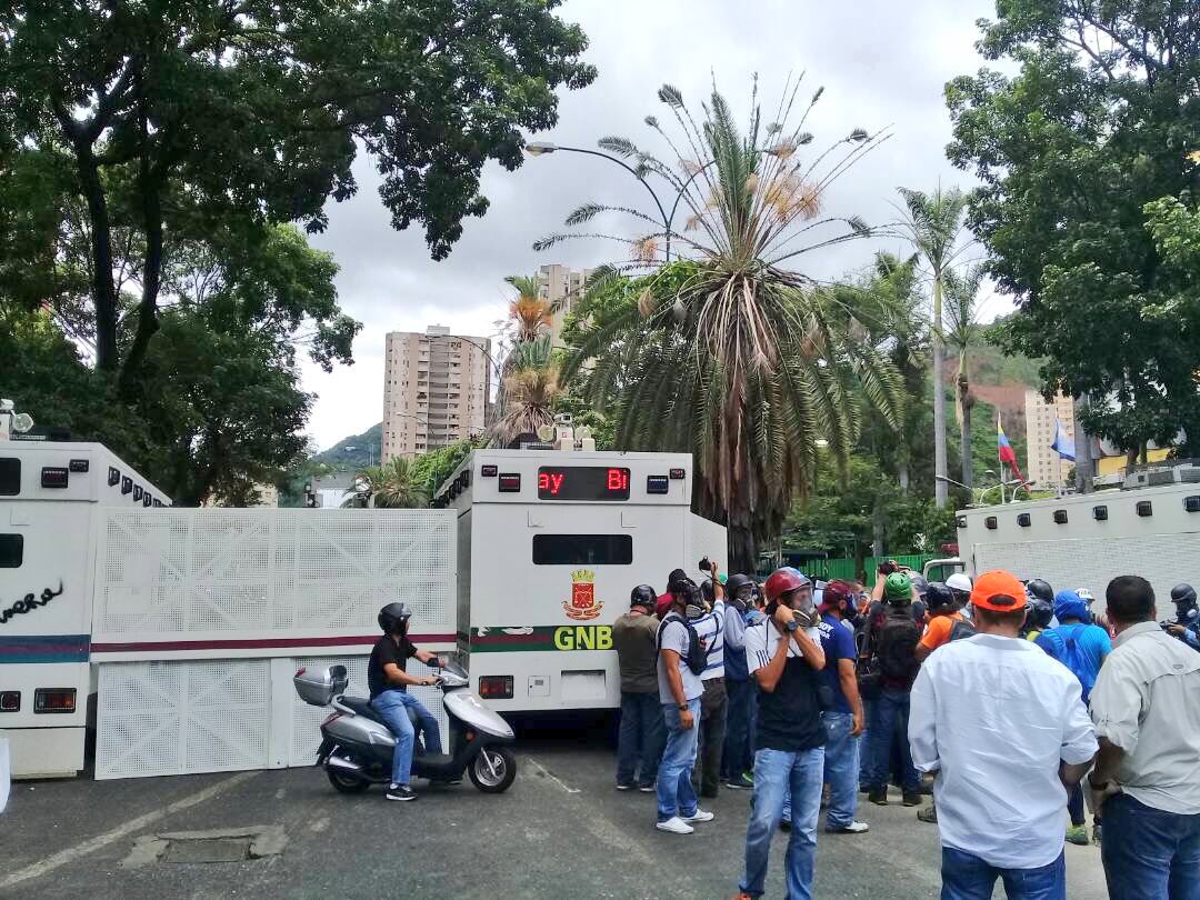 Mientras los reprimen: Diputados piden a la GNB que les permitan avanzar #3Jun (videos)