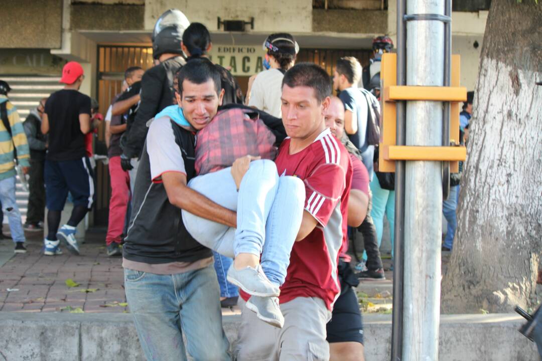 ¡CRIMINAL!: Cerca de 50 afectados tras bombardeo PNB con gases tóxicos en edificio en Las Mercedes (FOTOS + VIDEOS)