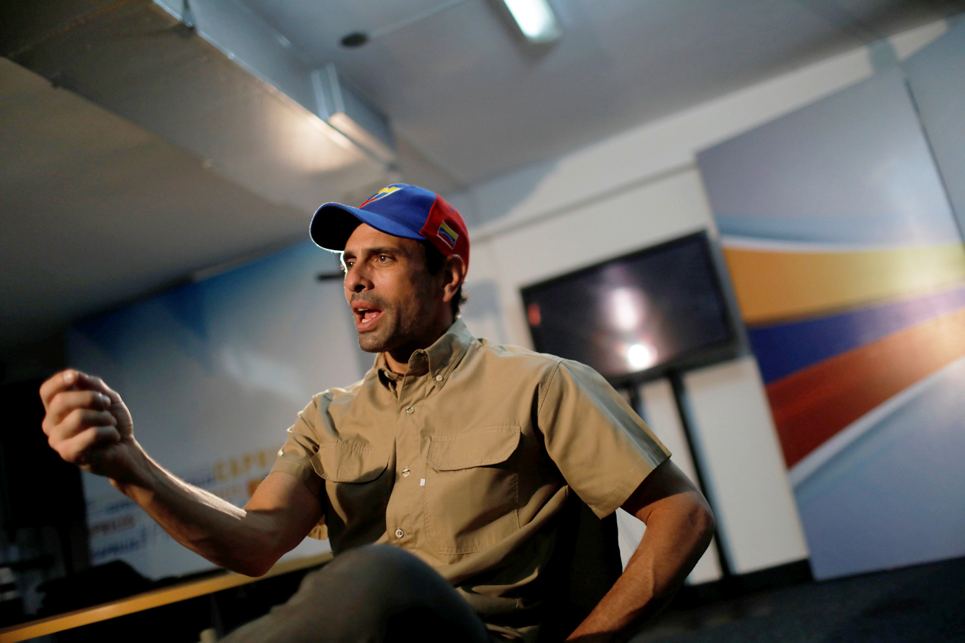 Capriles dice que Maduro tiene que escuchar a los venezolanos, no a él