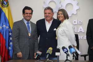 Alcalde Cocchiola condecoró a Alfredo Romero y Foro Penal Venezolano