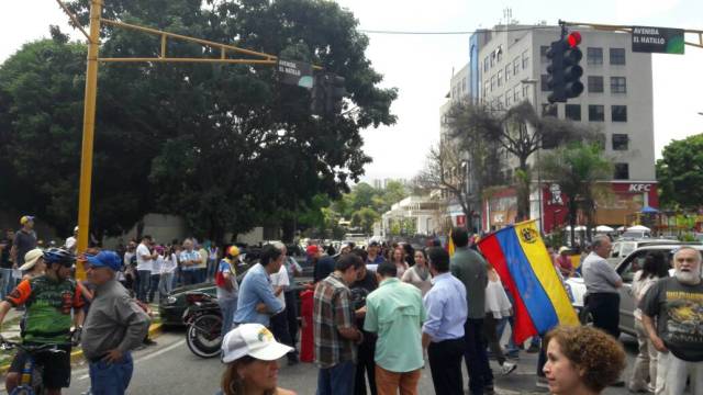 Manifestantes se concentran en La Trinidad / Foto: Eduardo Ríos - La Patilla