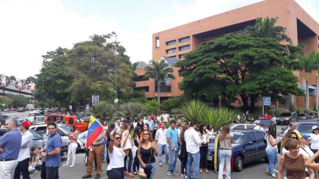 Manifestantes se concentran en La Trinidad / Foto: Eduardo Ríos - La Patilla