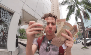 Youtuber mexicano se encuentra Venezuela y explica como sobrevivir ante la inflación
