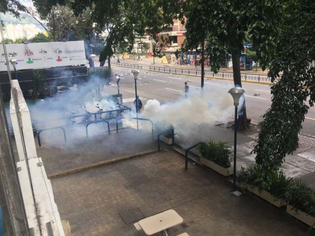 Represión en Centro Plaza. Foto: Lapatilla