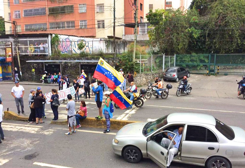 Lanzan lacrimógenas en el trancazo en San Antonio de Los Altos #26Jun