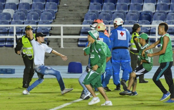 Los enfrentamientos también llegaron a la cancha (Foto: Colprensa - El País)