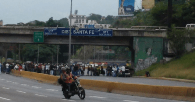 Manifestantes cierran el paso en el Distribuidor Santa Fe