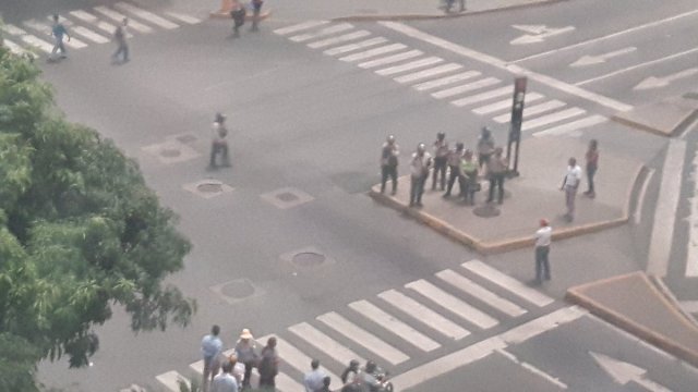 Foto: PNB impide trancazo en la avenida Solano de Caracas / Angélica Lugo 