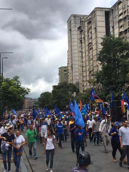 Manifestantes salieron desde El Marqués rumbo al CNE (Foto: @esteninf)