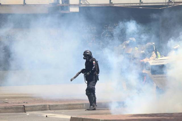 Reprimen en Chacaíto a manifestantes que marchaban hacia la Fiscalía. Foto: Régulo Gómez / LaPatilla.com