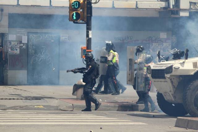 Reprimen en Chacaíto a manifestantes que marchaban hacia la Fiscalía. Foto: Régulo Gómez / LaPatilla.com