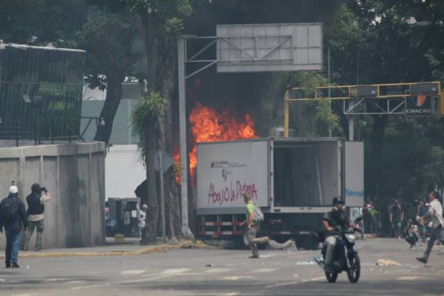 Reprimen en Chacaíto a manifestantes que marchaban hacia la Fiscalía. Foto: Régulo Gómez / LaPatilla.com