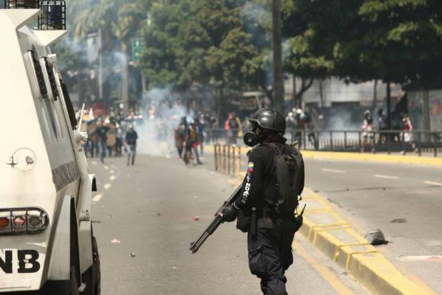 Reprimen en Chacaíto a manifestantes que marchaban hacia la Fiscalía. Foto: Will Jiménez / LaPatilla.com