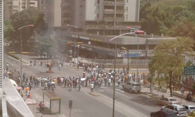 Opositores trancaron la avenida principal de La Urbina