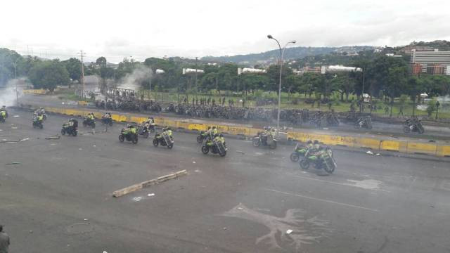 El régimen multiplicó la cantidad de efectivos para la represión en La Carlota. Foto: Eduardo Ríos / LaPatilla.com