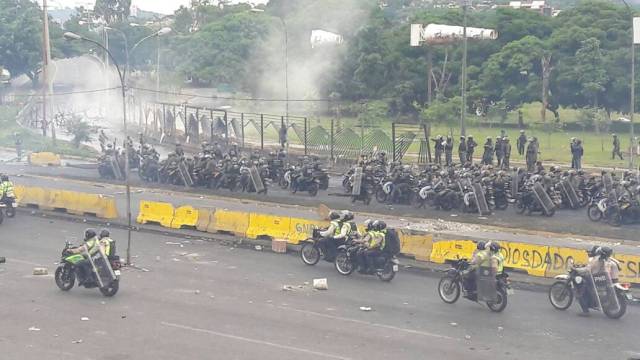 El régimen multiplicó la cantidad de efectivos para la represión en La Carlota. Foto: Eduardo Ríos / LaPatilla.com