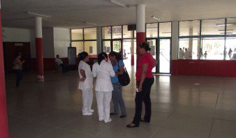 Foto: Trabajadores del hospital en Cantaura le negaron el acceso al director / El Tiempo