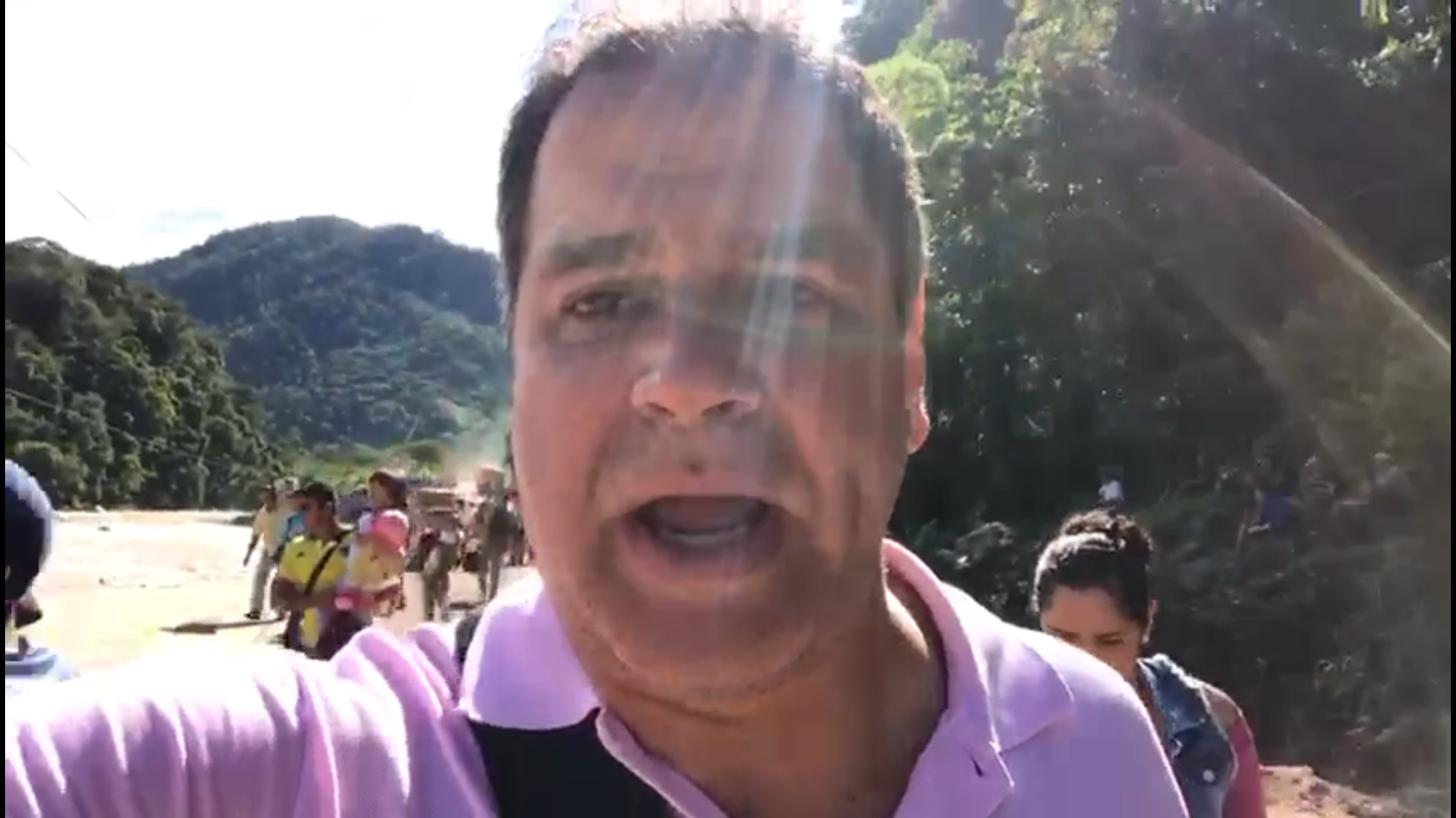 Luis Florido volvió a atravesar la frontera a pie y muestra al mundo impactante video