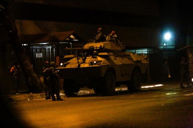 La presencia de los cuerpos de seguridad en adyacencias del TSJ se prolongó hasta latas horas de la noche. Foto: EFE