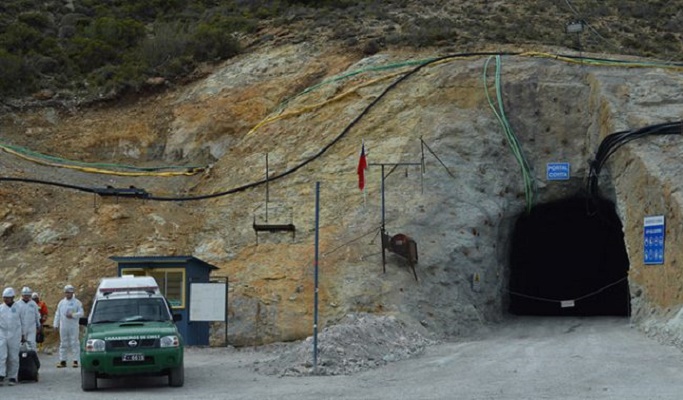 Dos trabajadores atrapados desde el viernes en una mina de Chile