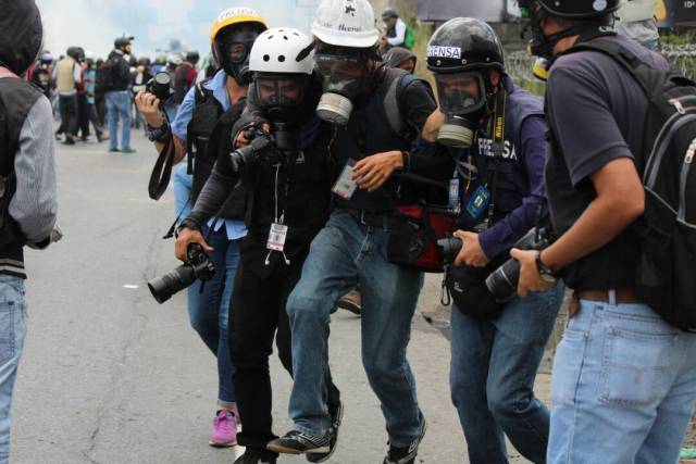 Así fue la brutal arremetida de los cuerpos de seguridad contra los manifestantes en la Fajardo. Fotos: LaPatilla.com