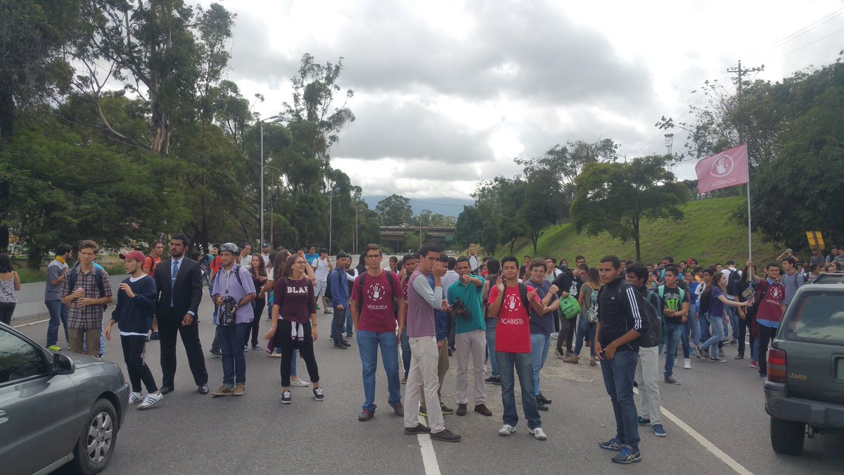 Estudiantes de la UCAB protestan en la autopista Francisco Fajardo