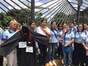 Estudiantes de Enfermería protestaron en La Carlota con la toga de David Vallenilla