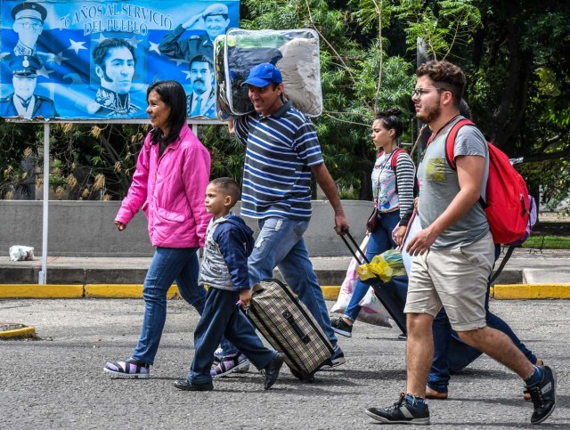 Venezuelan citizens cross the Simon Bolivar international bridge from San Antonio del Tachira, Venezuela to Cucuta, Norte de Santander Department, Colombia, on July 25, 2017. Some 25.000 Venezuelans cross to Colombia and return to their country daily with food, consumables and money from ilegal work, according to official sources. Also, there are 47.000 Venezuelans in Colombia with legal migratory status and another 150.000 who have already completed the 90 allowed days and are now without visa.  / AFP PHOTO / Luis Acosta