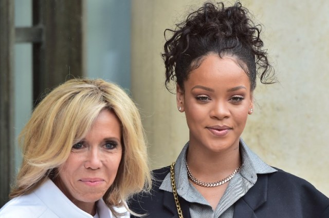 Brigitte Macron (L), wife of the French president, poses with Barbadian musician and Global Ambassador for the Global Partnership for Education Rihanna as she welcomes her at the Elysee Palace in Paris on July 26, 2017. Rihanna is the founder of the Clara Lionel Foundation campaigning for education rights in impoverished communities worldwide. / AFP PHOTO / CHRISTOPHE ARCHAMBAULT