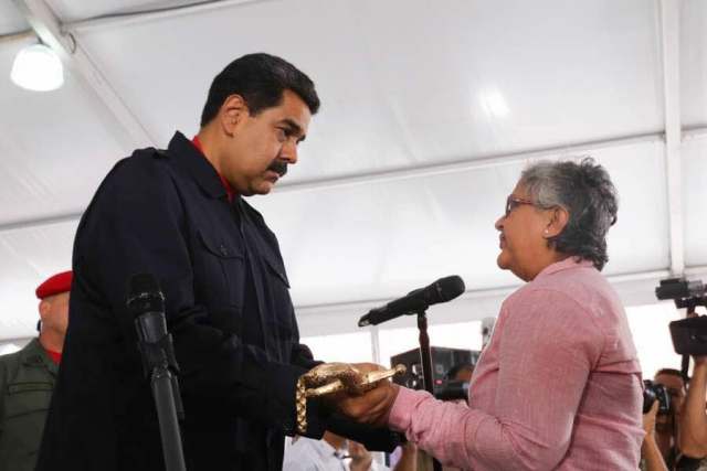 Maduro otorgó una réplica de la espada del Libertador a los funcionarios bolivarianos sancionados por el Gobierno de EEUU. Foto: @presidencialven