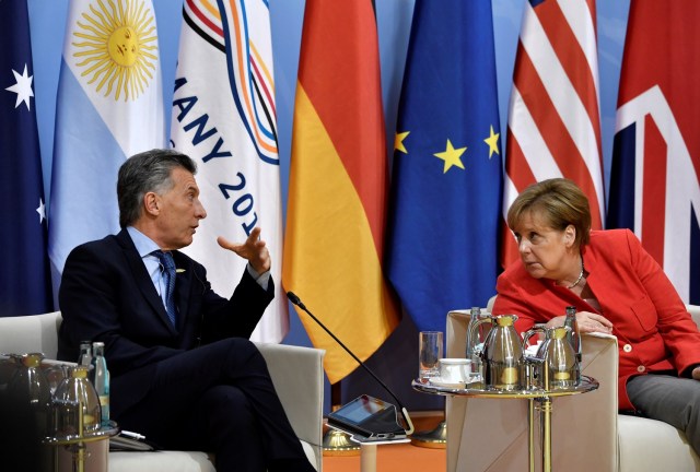 El presidente de Argentina, Mauricio Macri, y la canciller alemana, Angela Merkel, hablan al comienzo de la "reunión de retirada" del primer día de la cumbre del G20 en Hamburgo, Alemania, el 7 de julio de 2017. REUTERS / John MACDOUGALL / POOL