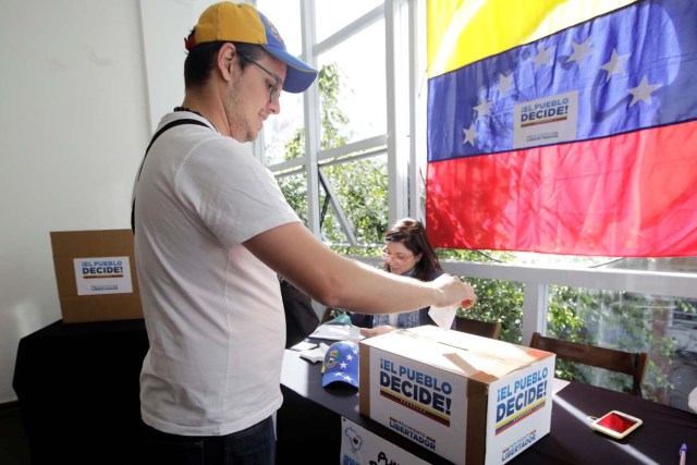 A man casts his vote during an unofficial plebiscite against Venezuela's President Nicolas Maduro's government, in Sao Paulo, Brazil July 16, 2017. REUTERS/Paulo Whitaker